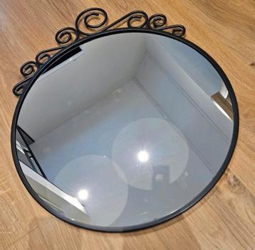 Ronde spiegel met zwarte sierkrullen