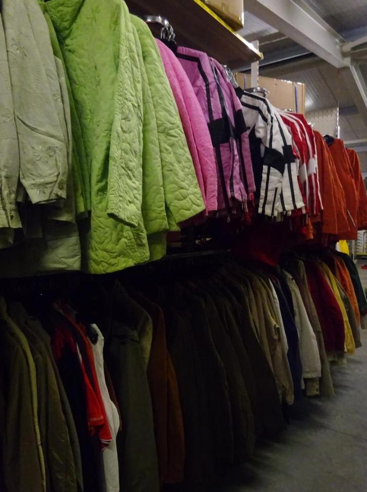 NIEUW Partij van 3500 stuks Dames, Heren en Kinder kleding, Kleding | Dames, Dames-kledingpakketten, Nieuw, Maat 42/44 (L), Ophalen of Verzenden