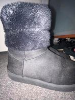Schattige Zwarte Uggs - Perfect voor de Winter!, Kleding | Dames, Schoenen, Ophalen of Verzenden, Zo goed als nieuw, Zwart, Pantoffels of Sloffen