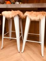 2 witte metalen barkrukken met los vachtje erop,  Boho/Ibiza, Huis en Inrichting, Barkrukken, Ophalen, 60 tot 90 cm, Nieuw, Metaal