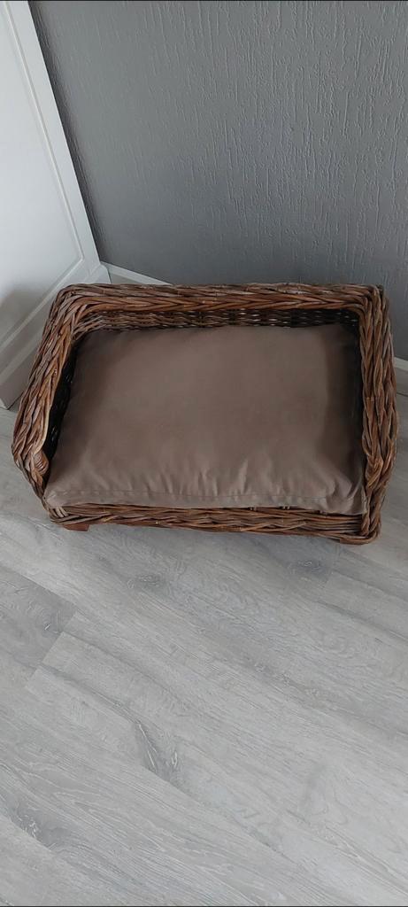 Hondenmand van surplus😊rotan/riet met kussen, Dieren en Toebehoren, Hondenmanden, Zo goed als nieuw, Riet, Ophalen of Verzenden