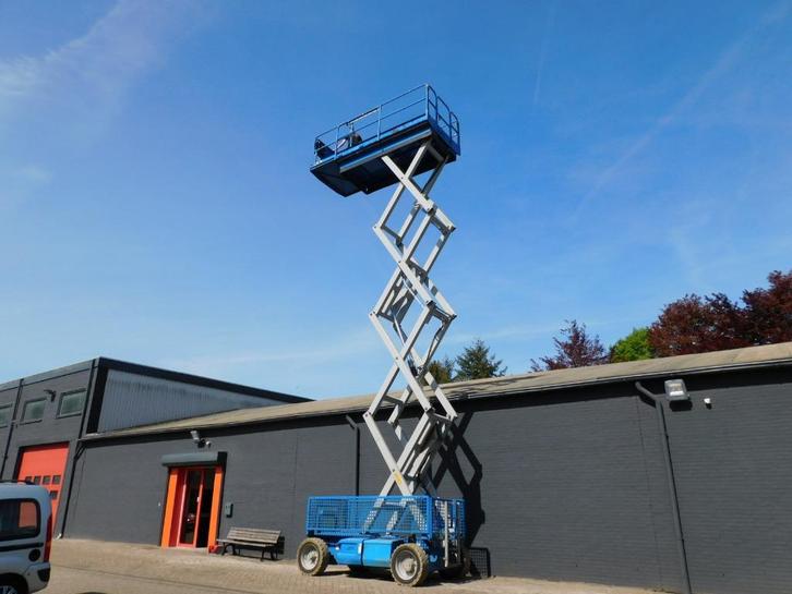 SCHAARHOOGWERKER JLG! WERKHOOGTE 12.10 METER!, Zakelijke goederen, Machines en Bouw | Liften, Steigers en Ladders, Ophalen