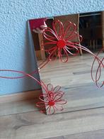spiegel met rode ijzeren bloemen erop, Huis en Inrichting, Woonaccessoires | Spiegels, Ophalen, Minder dan 50 cm, Zo goed als nieuw