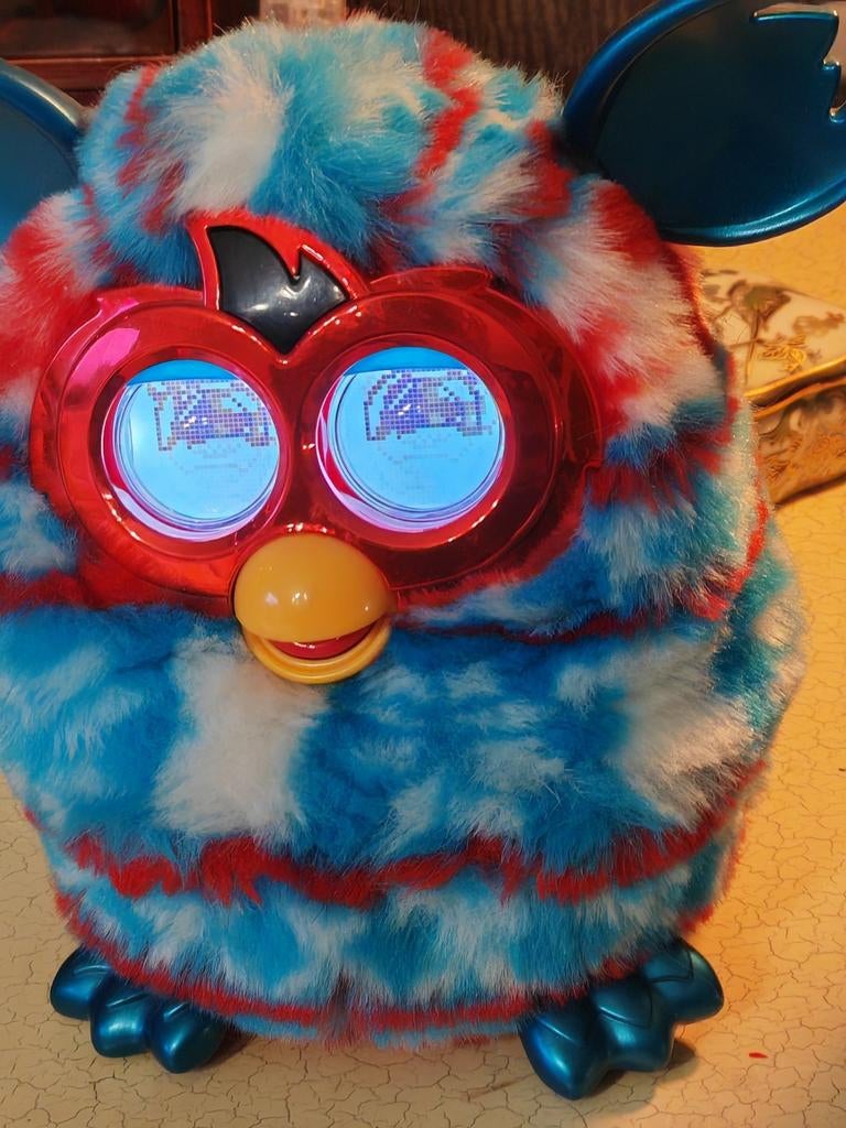 Leuke vrolijke gekleurde furby hij fluit zelfs. Kerst kado, Ophalen of Verzenden, Zo goed als nieuw, Overige typen