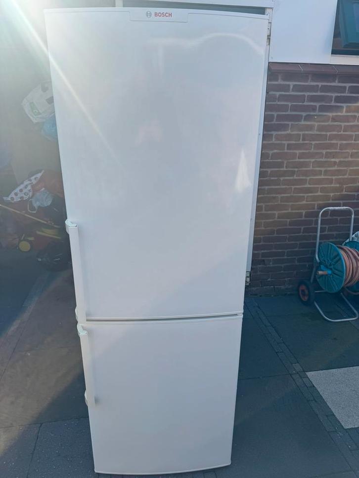 Bosch vrijstaande koelkast met vriezer, Witgoed en Apparatuur, Koelkasten en IJskasten, Zo goed als nieuw, Zonder vriesvak, 200 liter of meer