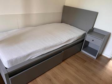 Bed en nachtkastje Ikea Malm - afbeelding 1
