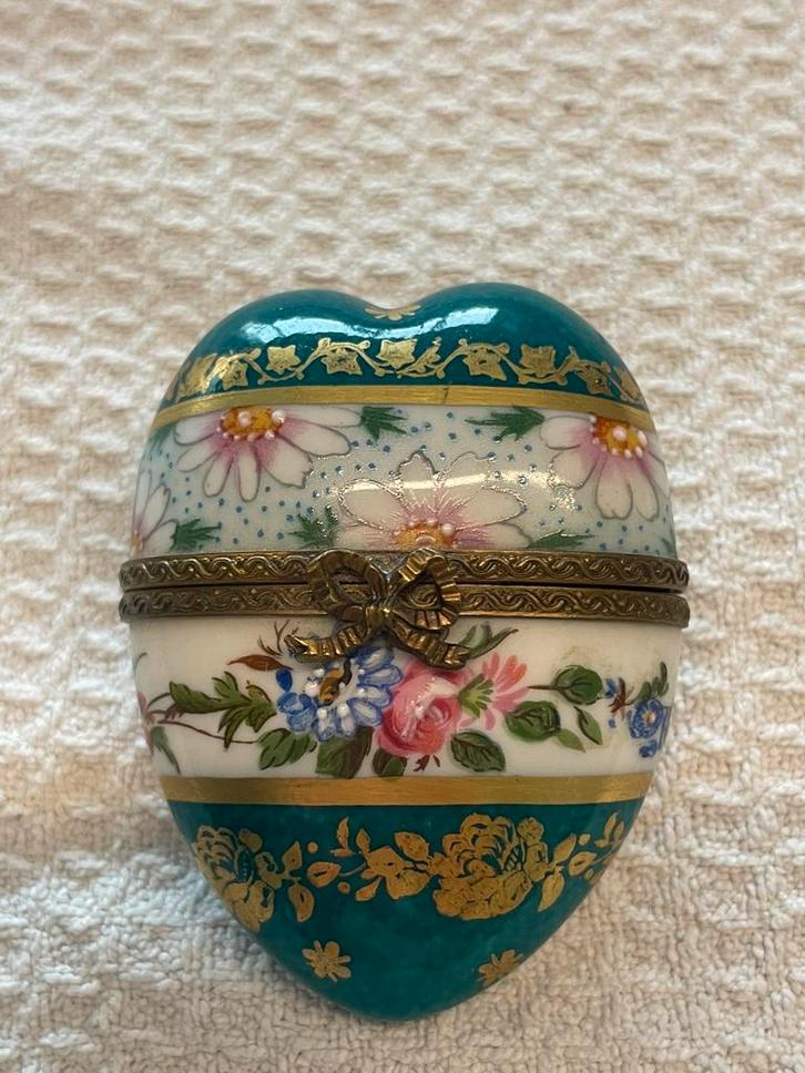 Limoges France, pillendoosje ‘Hart Floral decor’, Antiek en Kunst, Curiosa en Brocante, Ophalen of Verzenden