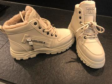 Splinternieuwe warme boots beschikbaar voor biedingen