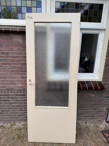 Stompe binnendeur met glas beschikbaar voor biedingen