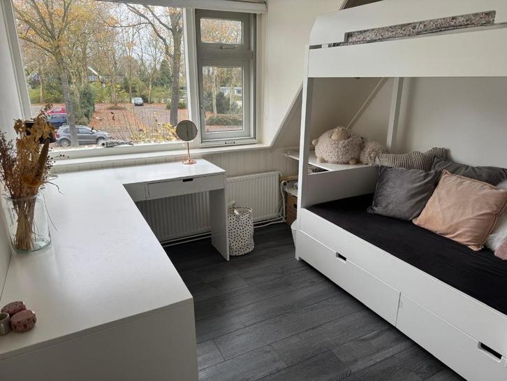 Hoogslaper met schappen en bureau, Kinderen en Baby's, Kinderkamer | Stapelbedden en Hoogslapers, Zo goed als nieuw, Hoogslaper