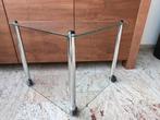 Elegante driehoekig glazen bijzettafel met wieltjes, Huis en Inrichting, Tafels | Bijzettafels, 55 tot 75 cm, Ophalen, 45 tot 60 cm