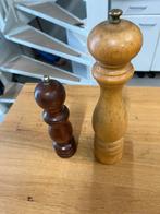 2 houten pepermolens Peugeot en ? Staat alleen P op vermeld, Huis en Inrichting, Keuken | Keukenbenodigdheden, Ophalen, Gebruikt