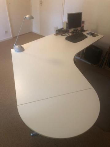 Bureau EFFEKTIV van IKEA beschikbaar voor biedingen