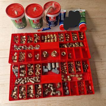 Soldeerkoppelingen, Henneptouw  en pasta beschikbaar voor biedingen