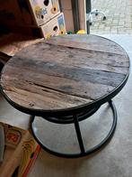 Zware ronde tafel met ijzeren onderstel, Ophalen