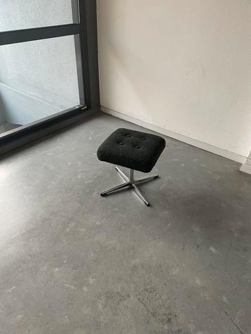 Krukje voetenbankje vintage met nieuwe ploegwol beschikbaar voor biedingen