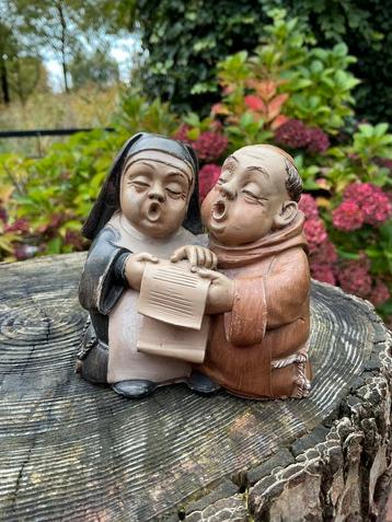 Leuk oud houten heiligenbeeldje ❤️ zingende Non en pater  beschikbaar voor biedingen