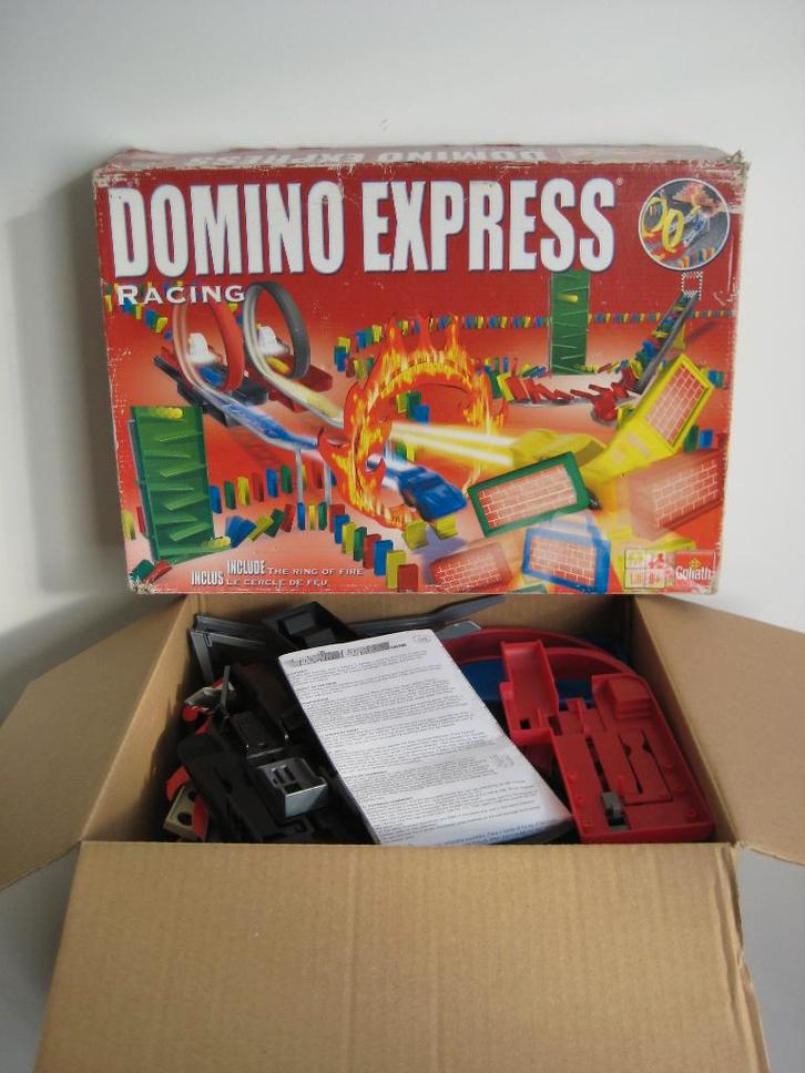 Doos vol dominostenen+onderdelen Domino Express Racing, Kinderen en Baby's, Speelgoed | Bouwstenen, Gebruikt, Overige merken, Ophalen of Verzenden