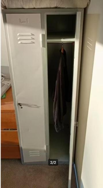 Stijlvolle Metal Locker met Twee Hanggedeeltes beschikbaar voor biedingen
