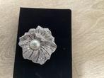 Broche met parel, Overige materialen, Minder dan 4 cm, Ophalen of Verzenden, Zo goed als nieuw