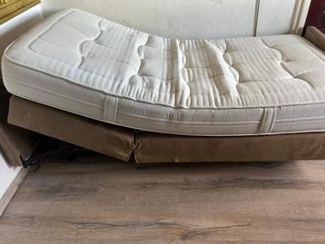 Mooie elektrische boxspring kleur beige beschikbaar voor biedingen