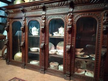 UNIEKE 19e EEUWSE VITRINEKAST; hoogte 2,55 m breedte 2,47 m beschikbaar voor biedingen