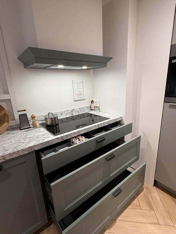 Nobilia Showroomkeuken met Apparatuur en werkblad, Huis en Inrichting, Keuken | Complete keukens, Nieuw, Hoekkeuken, Groen, Kunststof