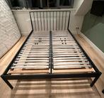 Abrildo Zwart Jysk bed 140x200 + 2 Flexus lattenbodems, Ophalen, Gebruikt, Zwart, 140 cm