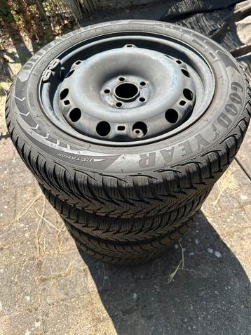 Set staen velgen met winterbanden beschikbaar voor biedingen