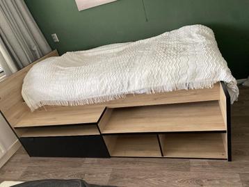 Houten 1 persoonsbed beschikbaar voor biedingen
