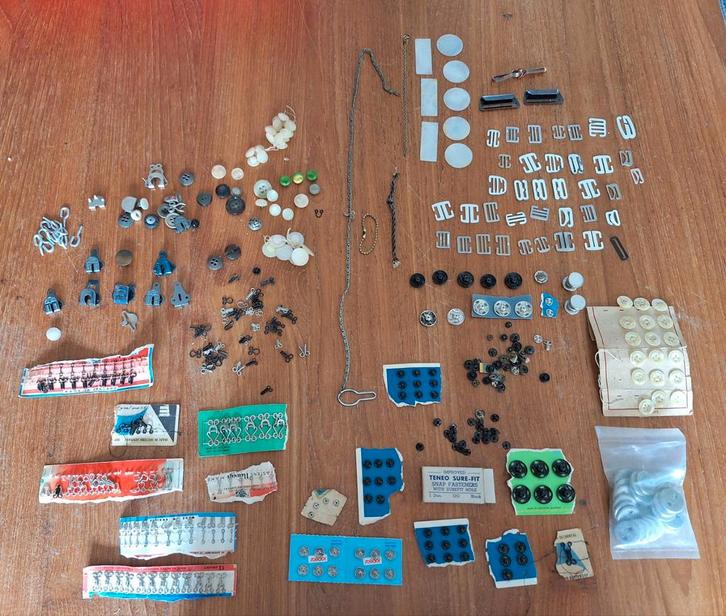 Knopen, drukknopen, sluiting en oog, gespjes, Hobby en Vrije tijd, Naaien en Fournituren, Zo goed als nieuw, Knoop of Knopen, Ophalen of Verzenden