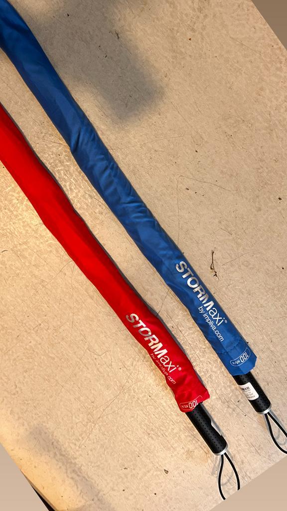 Stormparaplu - Nieuw of zo goed als nieuw!, Sieraden, Tassen en Uiterlijk, Paraplu's, Zo goed als nieuw, Blauw, Ophalen of Verzenden