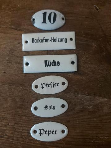 6 vintage emaille bordjes ..voor ladenkasten, grutterskast e beschikbaar voor biedingen