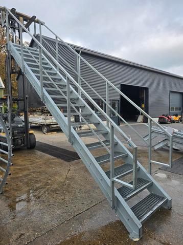 Stalen trap grijs. Hoog 3,65 mtr. Nob169 beschikbaar voor biedingen