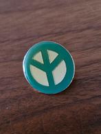 V 121 Groene Vredes Pin, Verzamelen, Speldjes, Pins en Buttons, Ophalen of Verzenden, Zo goed als nieuw