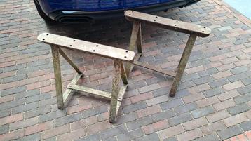 Oude Industrieel onderstel voor lage tafel of bank bv beschikbaar voor biedingen