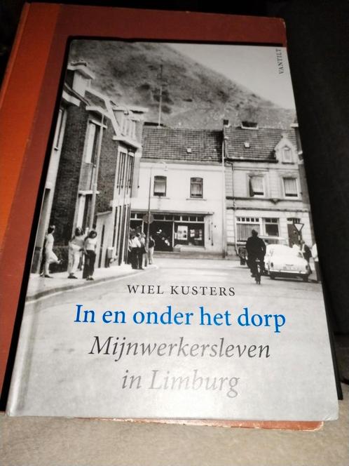 Wiel Kusters - In en onder het dorp, Boeken, Overige Boeken, Zo goed als nieuw, Ophalen of Verzenden