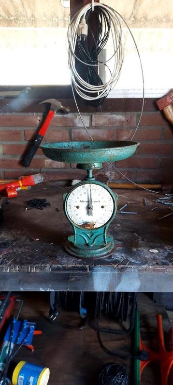 Theepot, bussen en bonensnijder, weegschaal beschikbaar voor biedingen