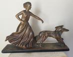 Art deco sculptuur dame met 2 hazewindhonden gips gemerkt, Ophalen