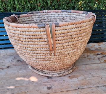 Grote ronde vintage Gevlochten Mand op Voet  beschikbaar voor biedingen