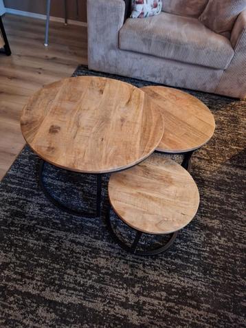3 mangohouten salontafels rond. beschikbaar voor biedingen