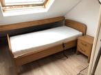 Elektrisch Seniorenbed 90x200 + Matras & Nachtkastje, Ophalen, Zo goed als nieuw, Eenpersoons