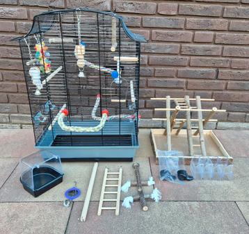 Vogelkooi met veel toebehoren. beschikbaar voor biedingen