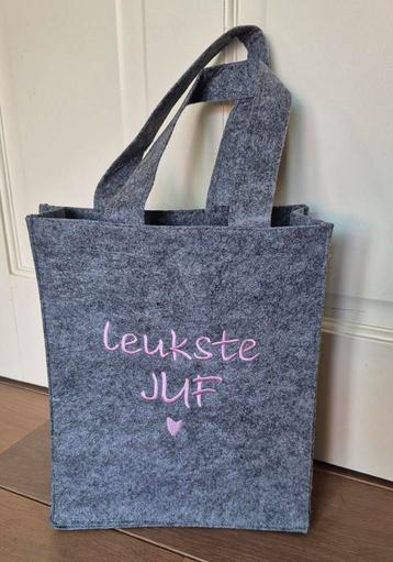 Leukste juf tas vilt met geborduurde tekst  beschikbaar voor biedingen