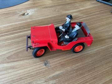 Janssen en Janssens in de rode jeep. beschikbaar voor biedingen