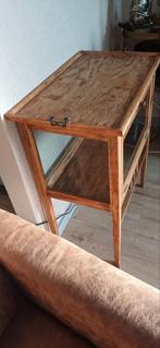 Houten bijzettafel met glazen details, Ophalen
