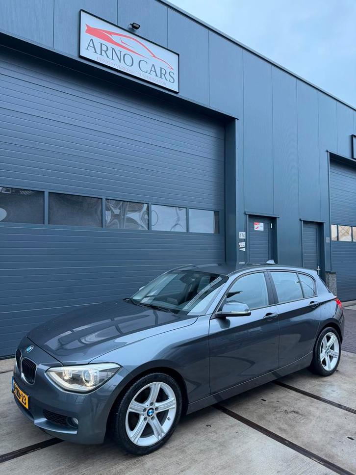 BMW 1-Serie 114i 5-DR 2014 Grijs - COMPLEET IN ORDE + APK ✅, Auto's, BMW, Bedrijf, 1-Serie, ABS, Adaptieve lichten, Airbags, Airconditioning