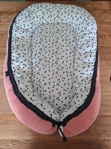 Babynestje - Roze Wafelstof met Triangel Print beschikbaar voor biedingen