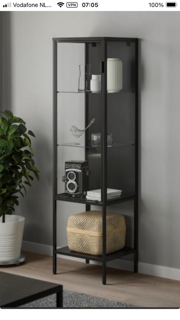 Nieuwe: Glazen vitrinekast Rudsta, metalen frame, antraciet, Huis en Inrichting, Kasten | Vitrinekasten, Nieuw, 150 tot 200 cm