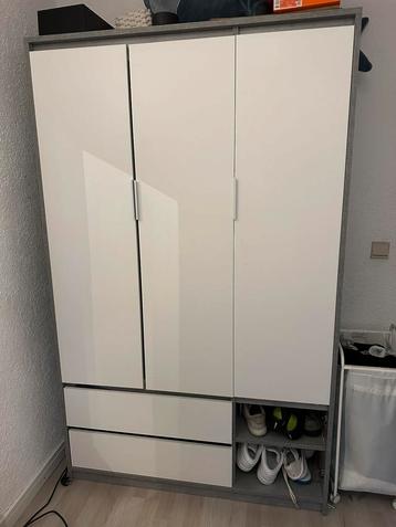 Kledingkast beschikbaar voor biedingen